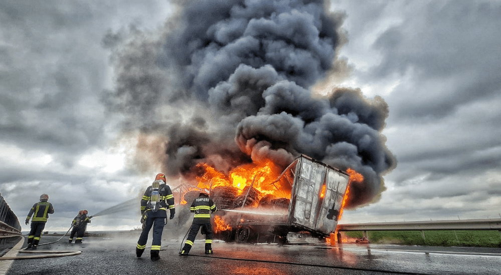 TIR încărcat cu plastic, cuprins de flăcări pe autostrada A1. Ce a reușit să salveze șoferul