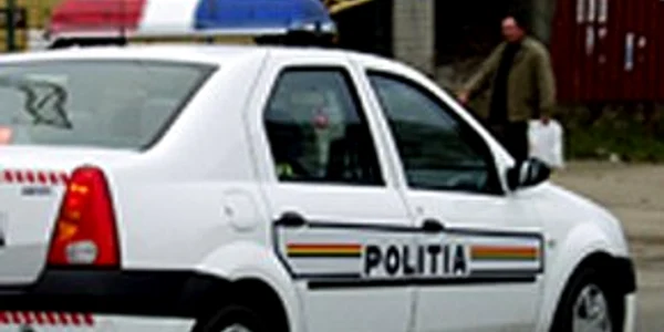 Poliţiştii îl cercetează pe suspect foto arhivă