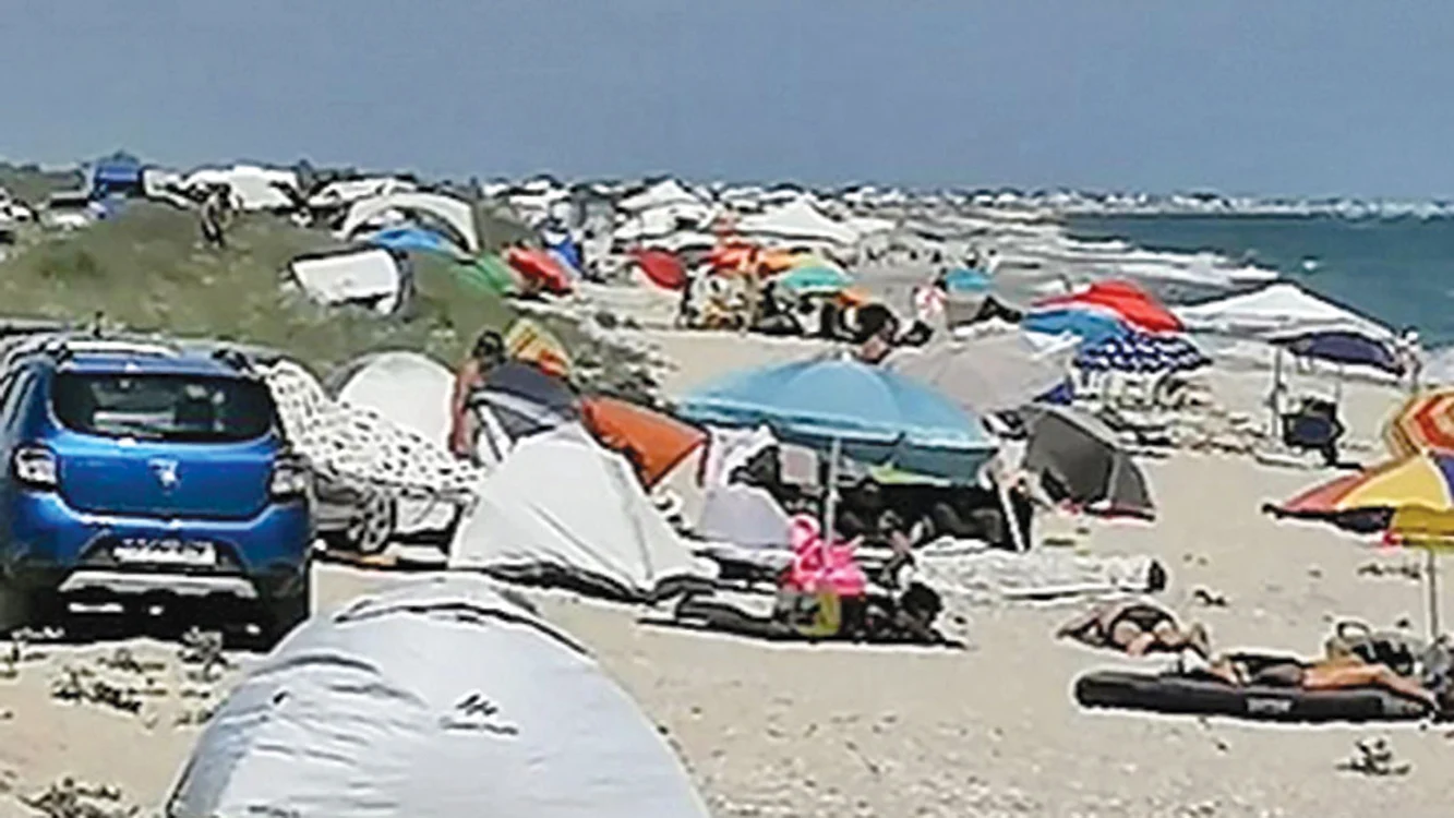 Turiştii au călcat cu maşinile şi rulotele vegetaţia, iar în urma lor pe plaje au rămas gunoaie