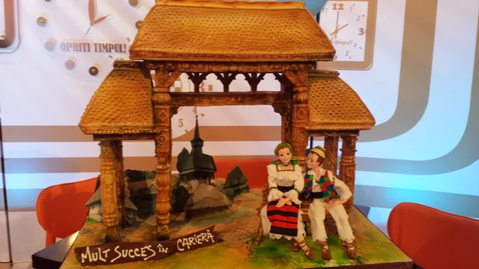 Tortul în formă de poartă maramureșeană, făcut special pentru Lupu Rednic