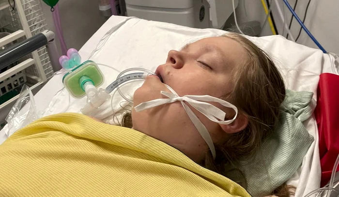Emma Price, pe patul de spital intubată
