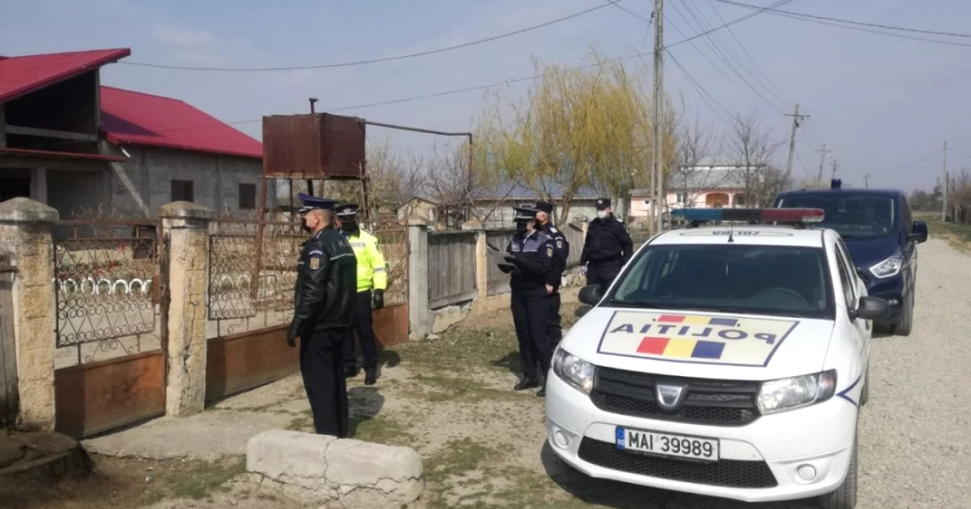 Poliţiştii monitorizează acasă la persoanele izolate