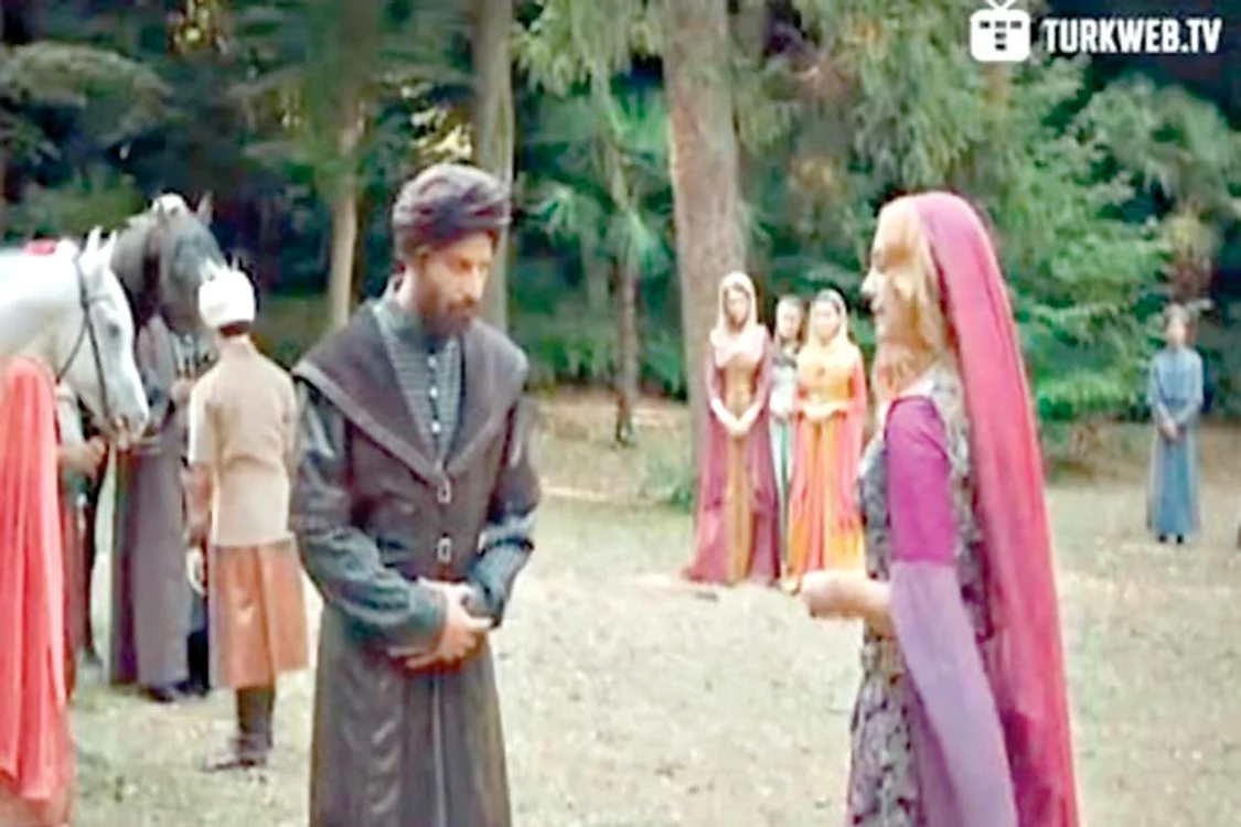 Halit Ergenç îl  interpretează în serial  pe Sultanul Suleyman,  iar soţia lui, Hurrem,  este interpretată  de Meryem Uzerli