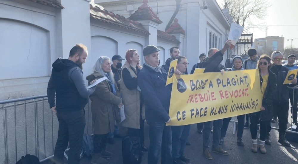 Protest la Palatul Cotroceni. Participanţii îi cer lui Iohannis demiterea ministrului Lucian Bode VIDEO