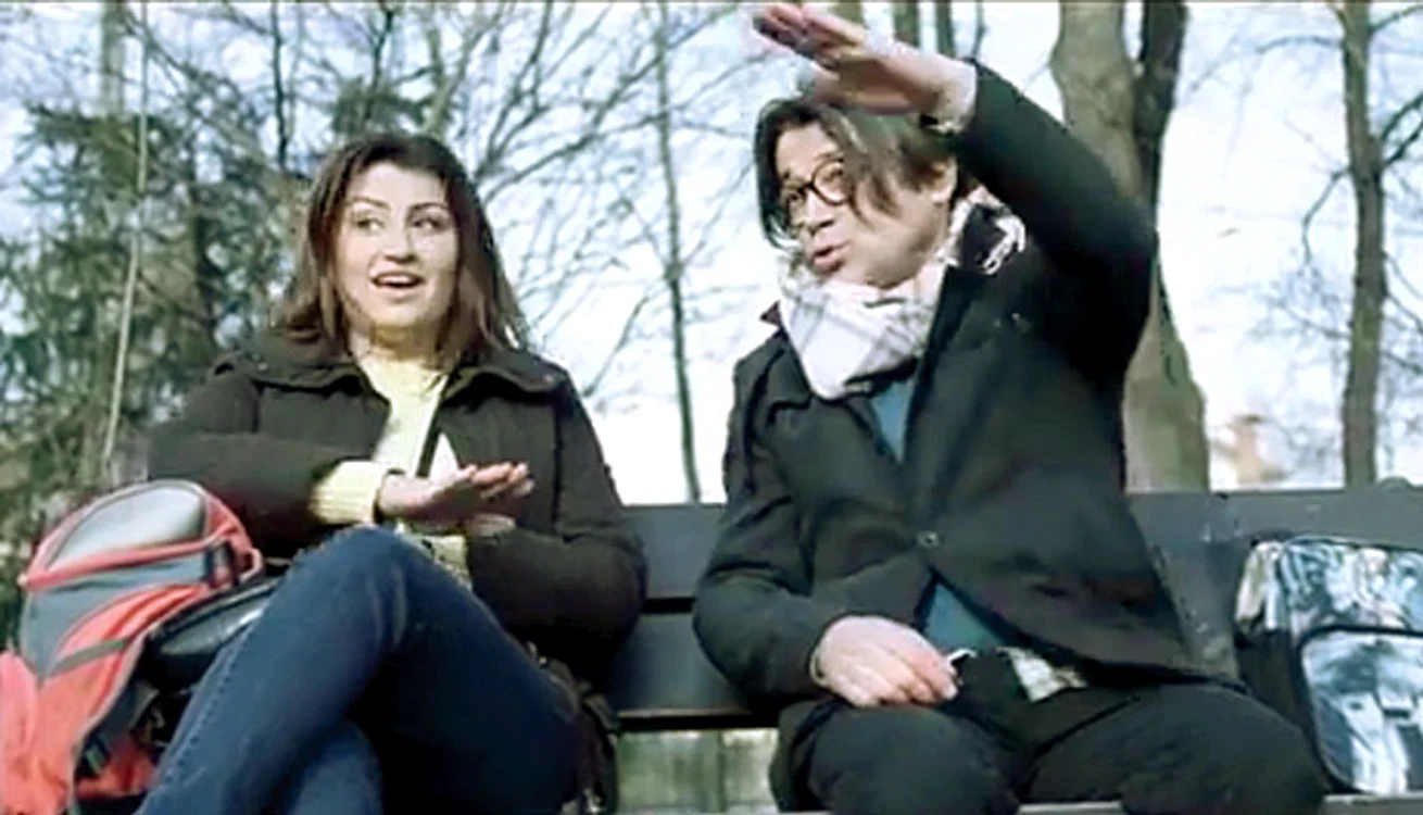 În videoclipul trupei  Compact apar actorii Adriana  Nicolae şi Cristi Iacob
