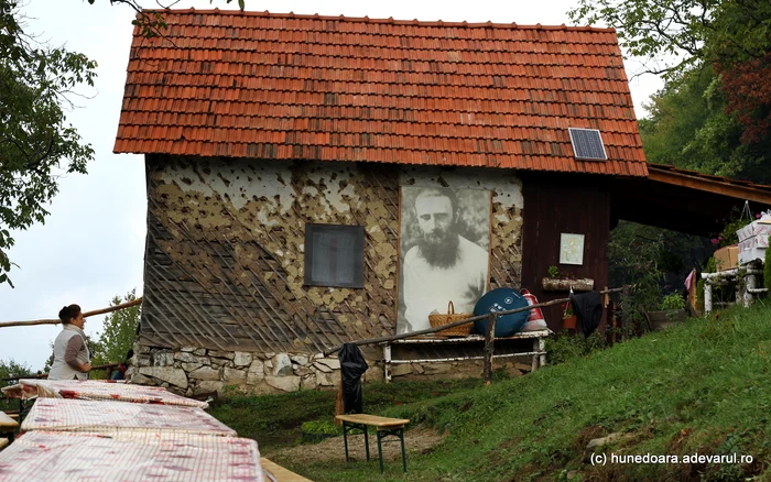 O casă veche este confundată adesea cu casa părintească a lui Arsenie Boca. Foto: Daniel Guță