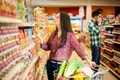 femeie rafturi alege produse curatat jpeg