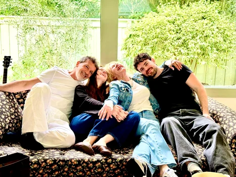 Antonio Banderas cu fiica lui, Stella Banderas, fosta soție Melanie Griffith și ginerele Alex. FOTO: Facebook