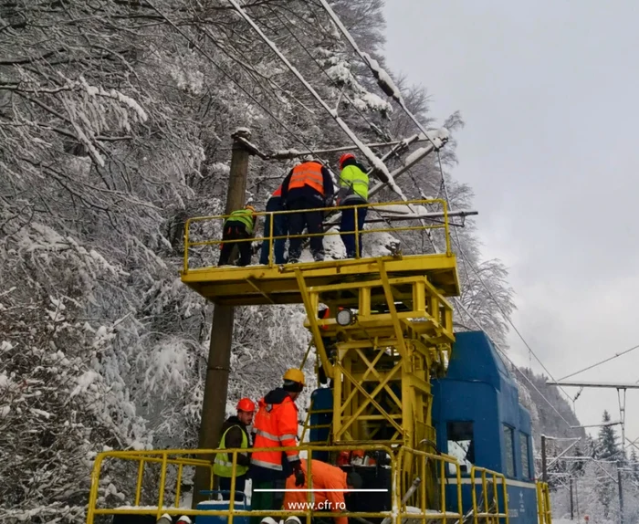 Echipele sigură funcționarea instalațiilor de semnalizare. FOTO: Facebook/CFR Infrastructură