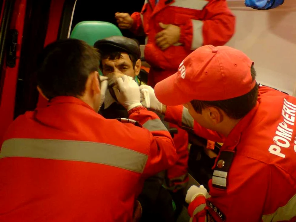 Marcel Batâr a fost îngrijit de paramedicii SMURD, după ce a fost lovit cu cuţitul