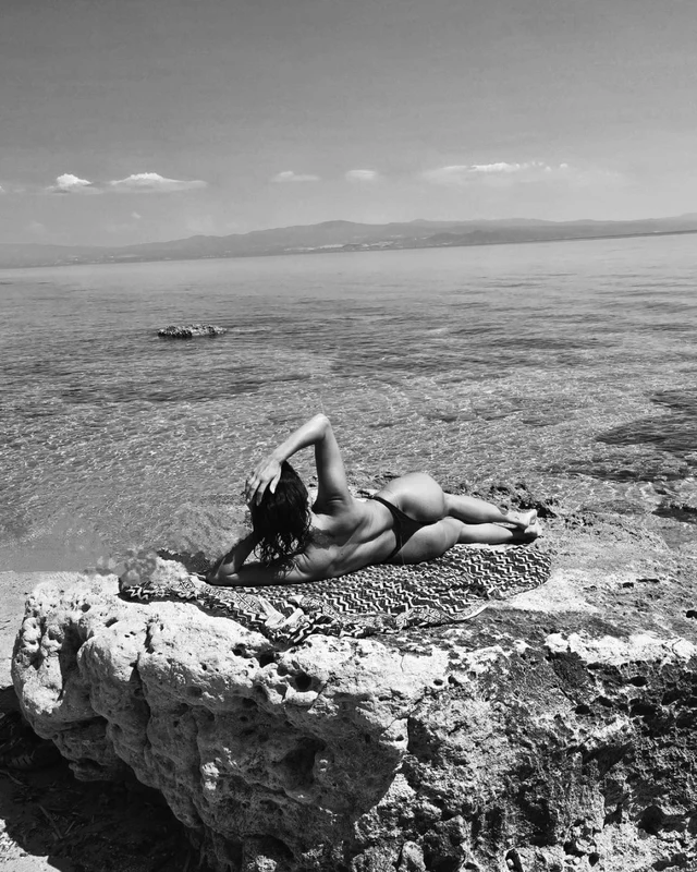 Inna, topless la plajă / foto: Instagram
