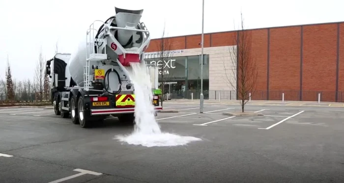 
    Asfaltul permeabil a fost testat în Marea BritaniFoto: captură video  