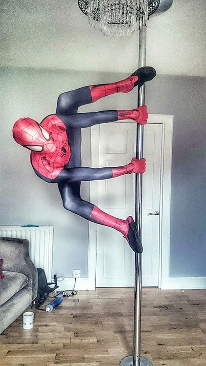 5 zile pe săptămână le petrece sfidând gravitaţia