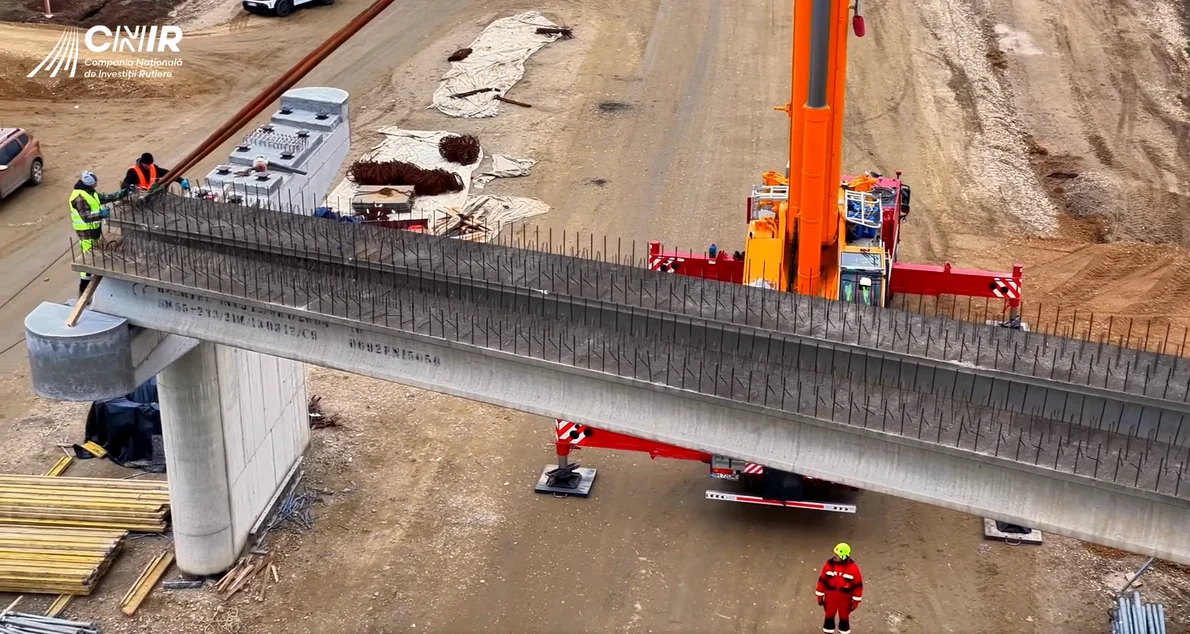 A început montarea grinzilor pe lotul Chiribiș–Biharia din Autostrada Transilvania, anunță CNIR FOTO: FB/CNIR 