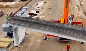 A început montarea grinzilor pe lotul Chiribiș–Biharia din Autostrada Transilvania, anunță CNIR FOTO: FB/CNIR 