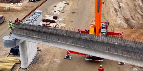 A început montarea grinzilor pe lotul Chiribiș–Biharia din Autostrada Transilvania, anunță CNIR FOTO: FB/CNIR