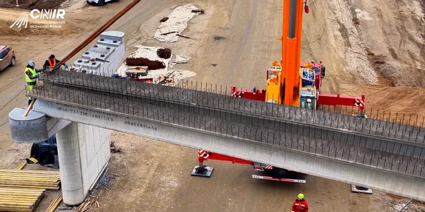 A început montarea grinzilor pe lotul Chiribiș–Biharia din Autostrada Transilvania, anunță CNIR FOTO: FB/CNIR 