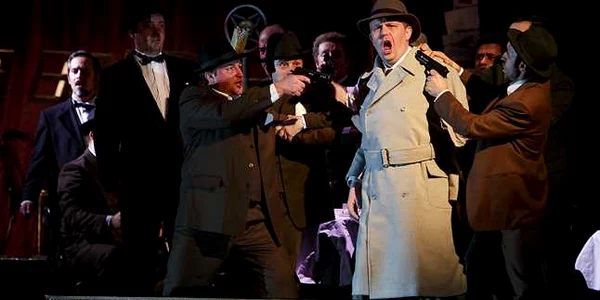 Producţia lui Stephen Barlow pentru Rigoletto îşi păstrează intact farmecul chiar şi la aproape patru ani de la premiera din 2014