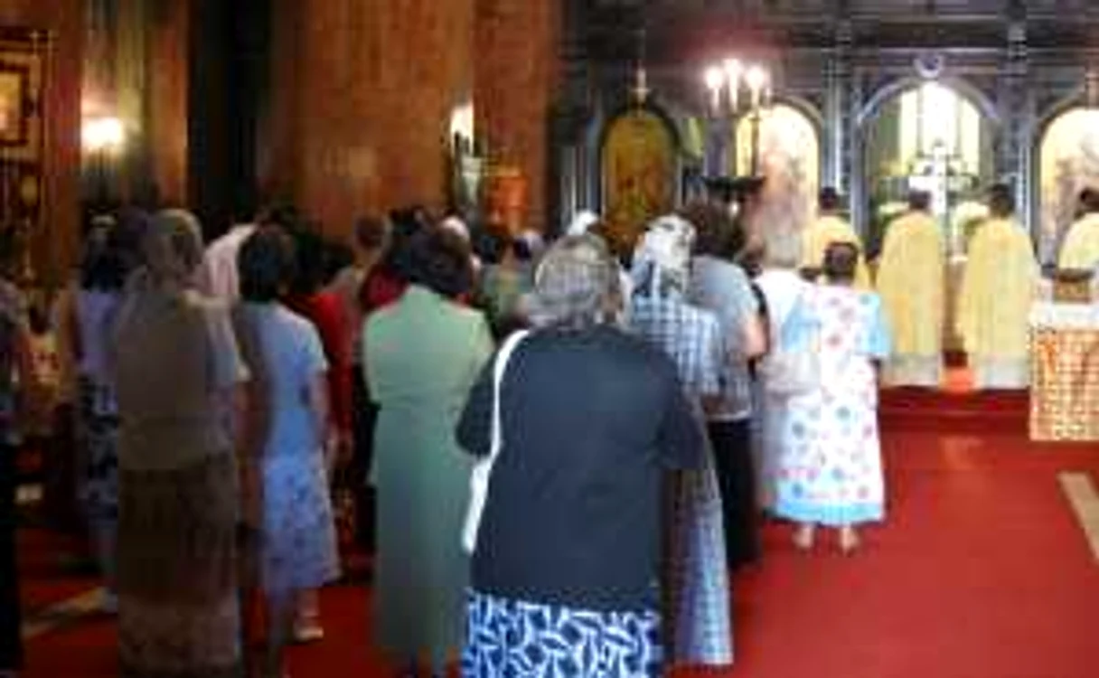 Credincioşi la slujba religioasă