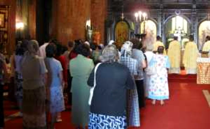 Credincioşi la slujba religioasă