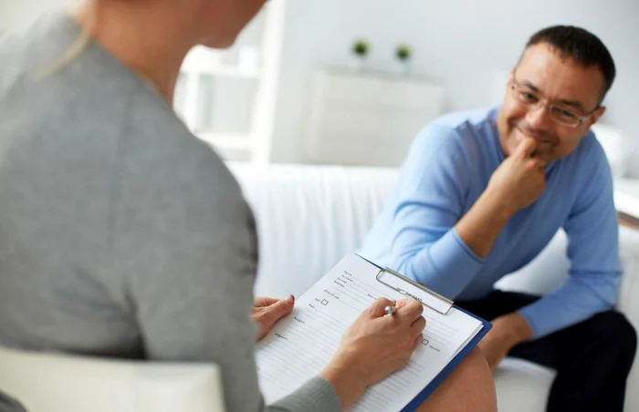 Psihologii explică situaţii în care să nu ne lăsăm influenţaţi de standardele societăţii