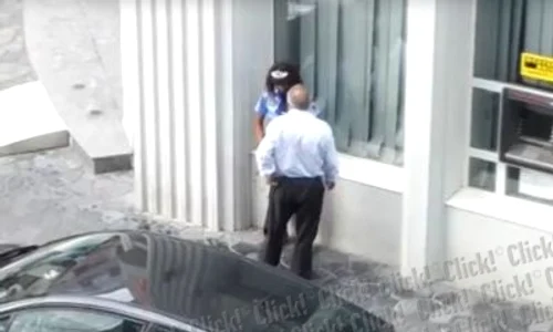 Cei doi au făcut sex sub privirile trecătorilor, în Bucureşti (captură video) jpeg