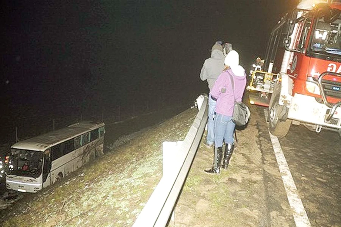 Autocarul a fost scos din  canalul în care a căzut  după mai bine de trei ore