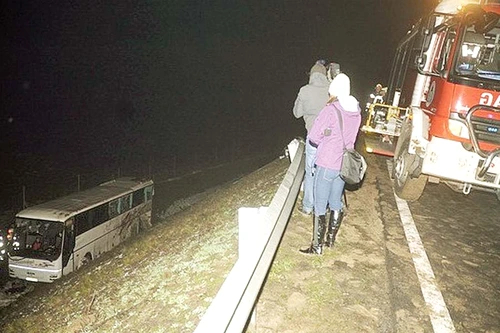 Autocarul a fost scos din canalul în care a căzut după mai bine de trei ore