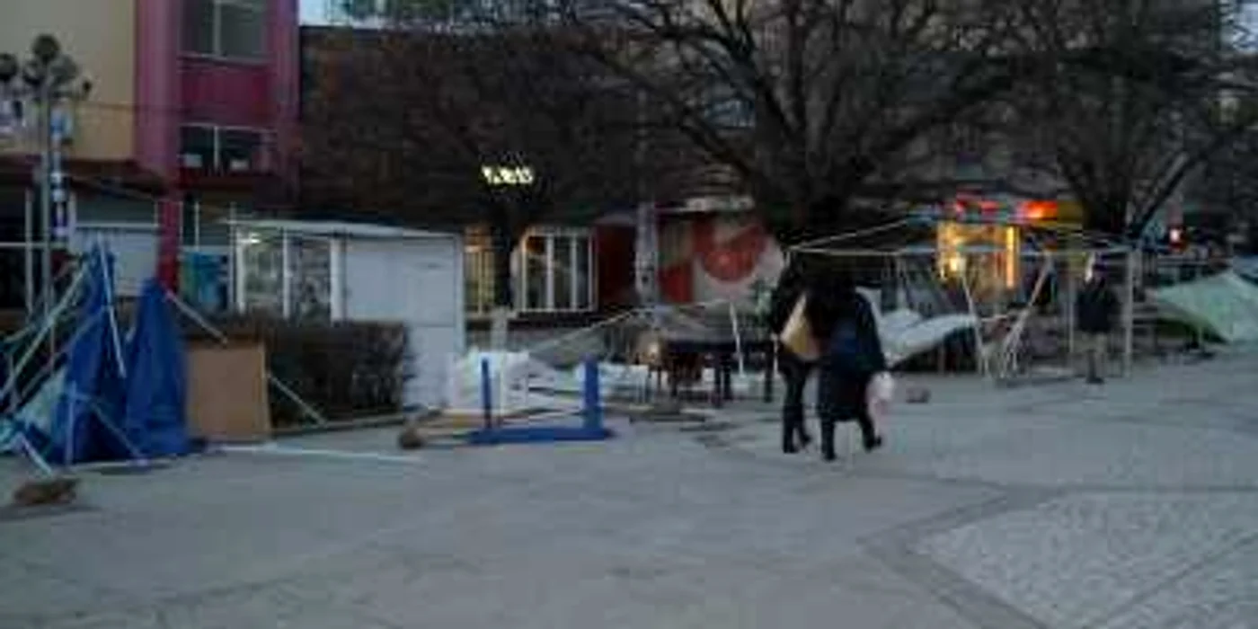 Alexăndrenii care mergeau la muncă făceau slalom printre corturile rupte