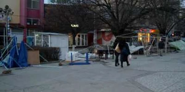 Alexăndrenii care mergeau la muncă făceau slalom printre corturile rupte