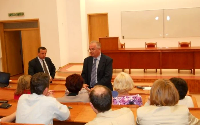 Dumitru Matiş (cu ochelari), într-un amfiteatru de la FSEGA  FOTO: Adevărul