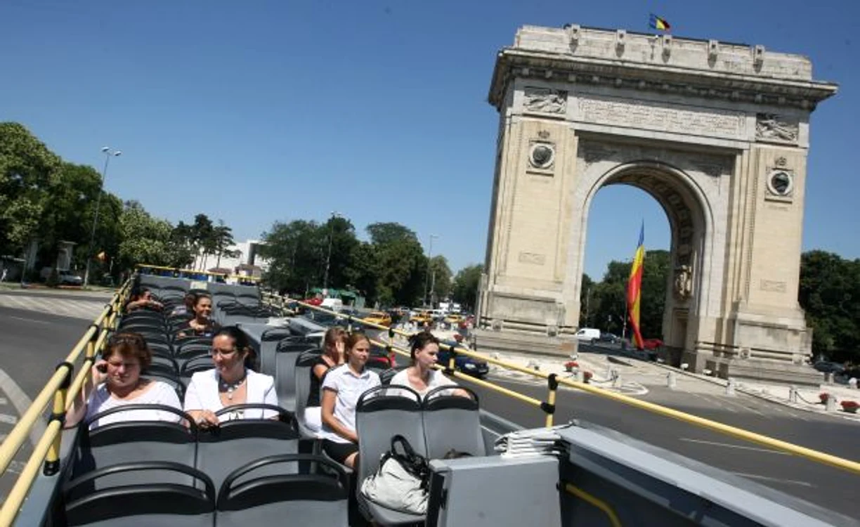 
    Imagini de pe traseul autobuzului supraetajat  