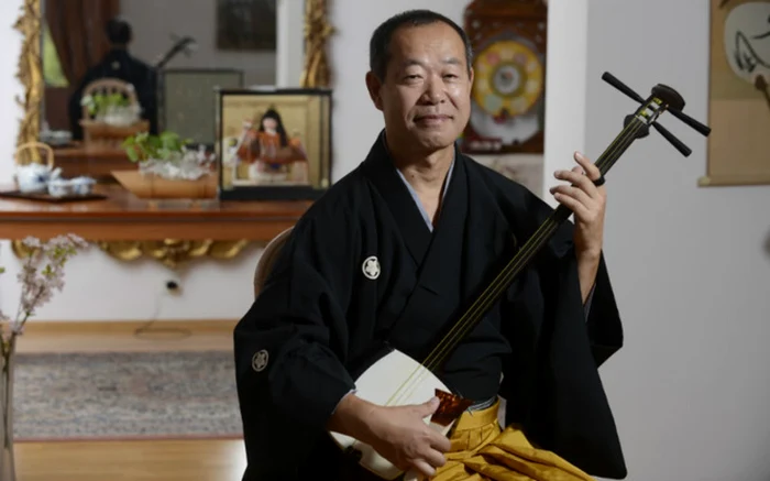 Yasuyuki Takagi va încheia seara cu un moment muzical shamisen FOTO: incomemagazine.ro