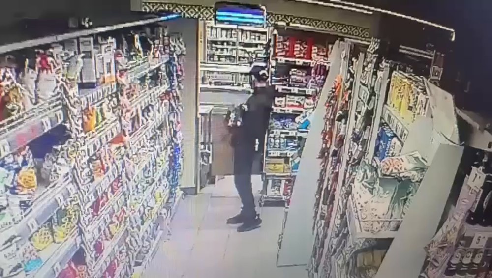 Un individ care i-a furat portofelul unei femei de 91 de ani, prins în flagrant. Camerele de supraveghere l-au surprins când număra banii