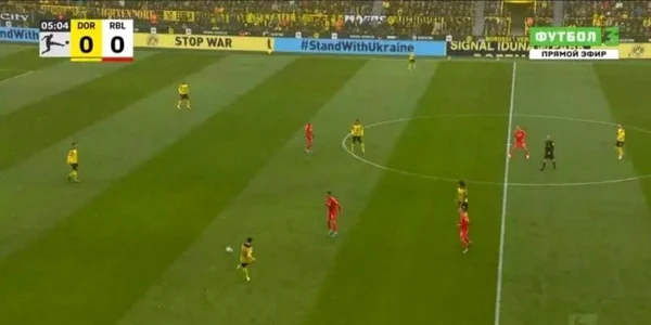 mesaje pro Ucraina la un meci de fotbal difuzat in Rusia