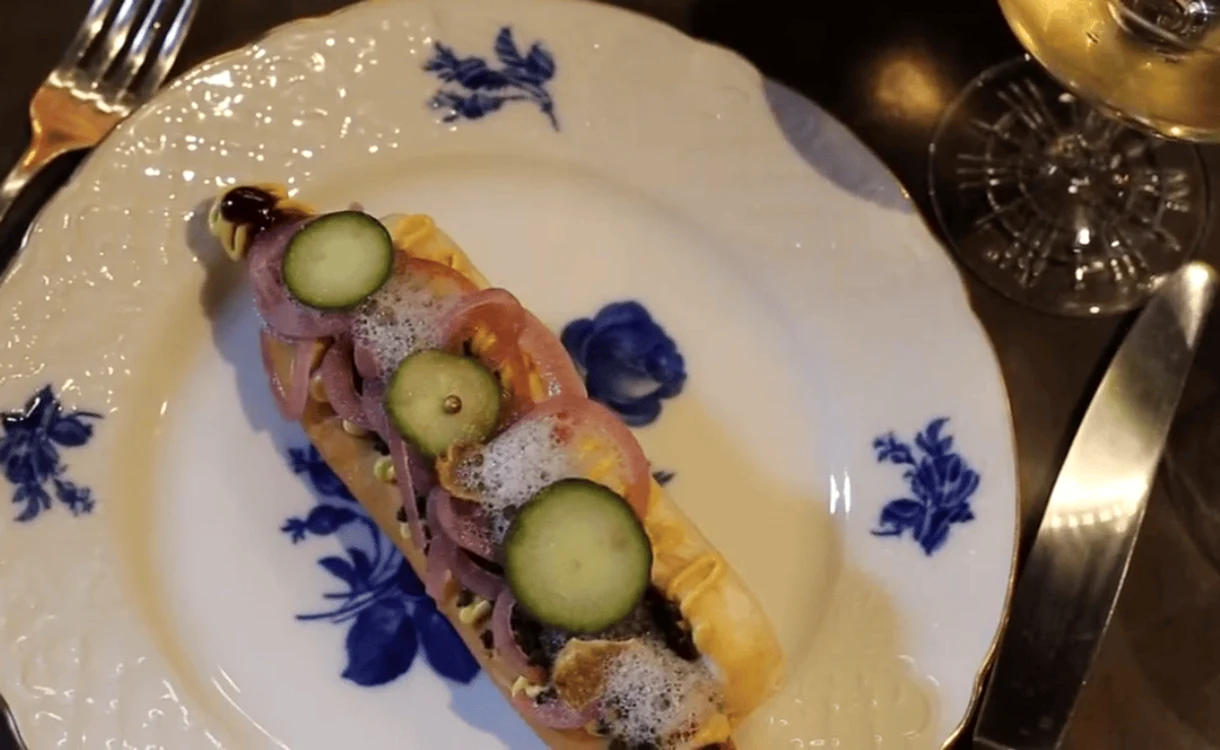Hotdogul este făcut din ingrediente scumpe (Foto: captură video) 