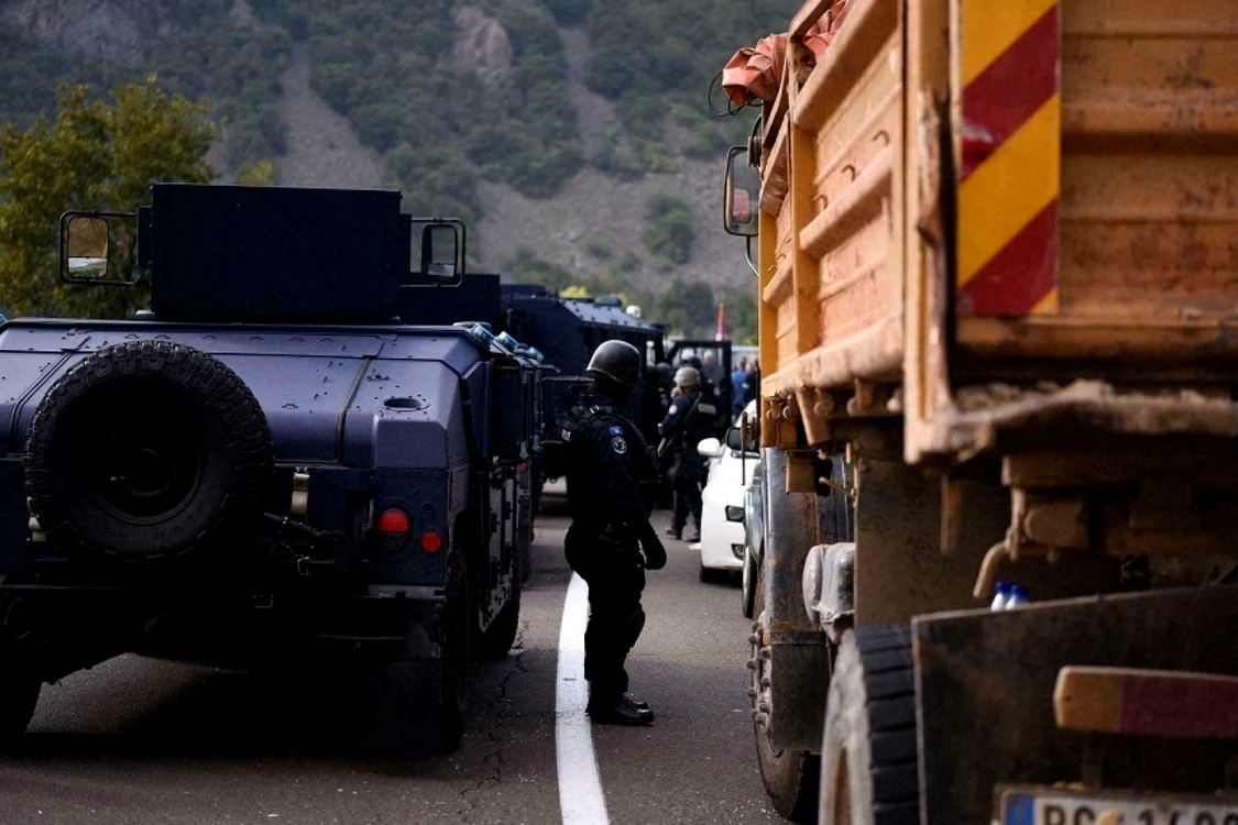 Poliţia kosovară trimisă să deblocheze drumurile din apropierea punctelor de trecere a frontierei cu Serbia
