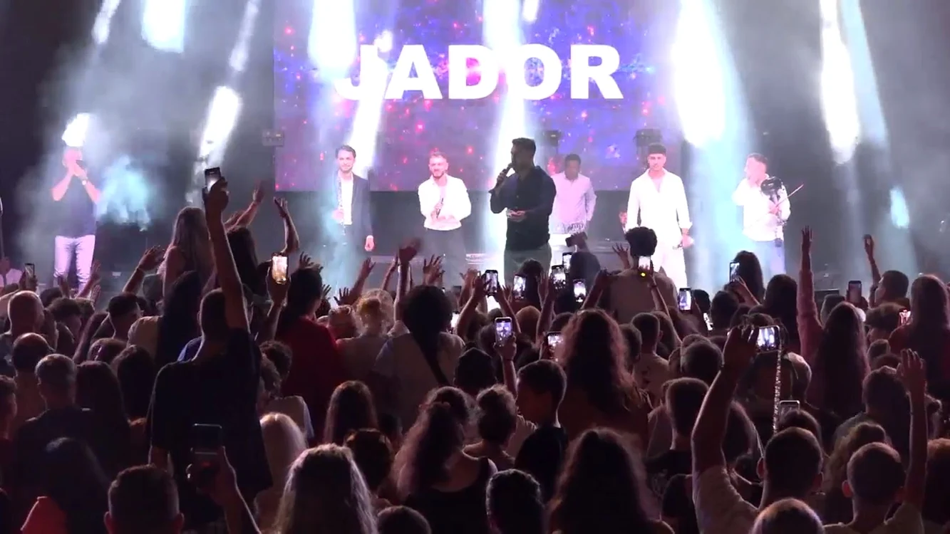 Jador, pregătit să împartă banii.  Foto: captură video: Primăria Brad