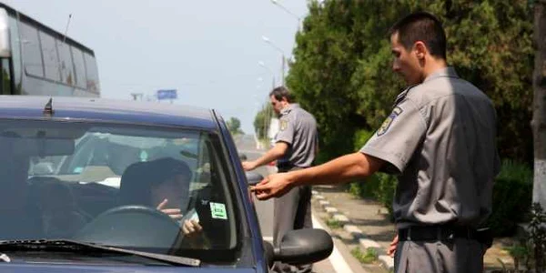 Cei doi poliţişti au primit aproape 100 de euro cu titlul de mită