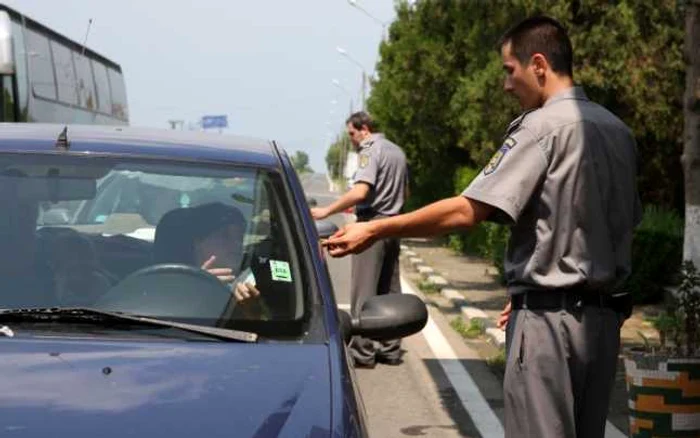 Cei doi poliţişti au primit aproape 100 de euro cu titlul de mită