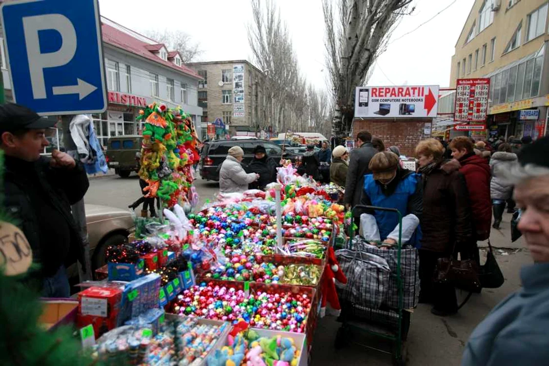 Vânzătorii sezonieri au ocupat chiar și locurile de parcare