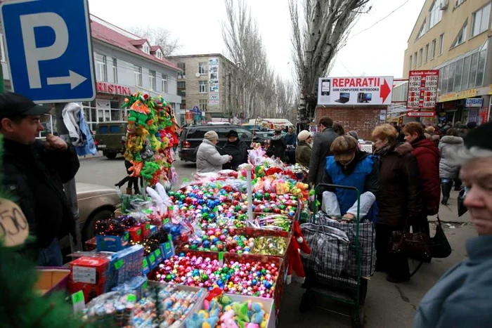 Vânzătorii sezonieri au ocupat chiar și locurile de parcare