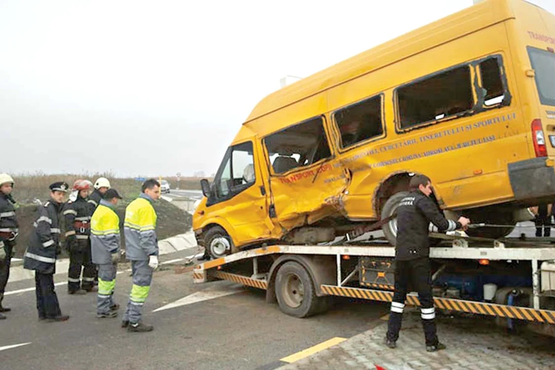 Microbuzul a fost distrus, astfel că a fost nevoie de o platformă care să-l tracteze de la locul accidentului (FOTO: www.ziaruldeiasi.ro)
