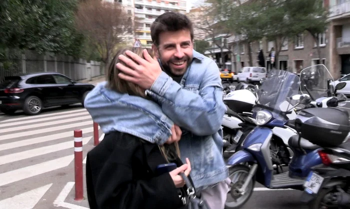 Pique a consolat-o pe Clara după ce aceasta s-a tamponat cu un panou publicitar. Foto Profimedia