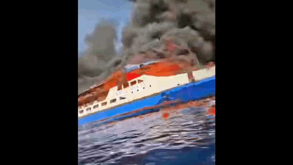 Un feribot cu peste 280 de persoane a luat foc. Cinci oameni au murit, printre care și o gravidă. Imagini cu pasageri sărind în mare 