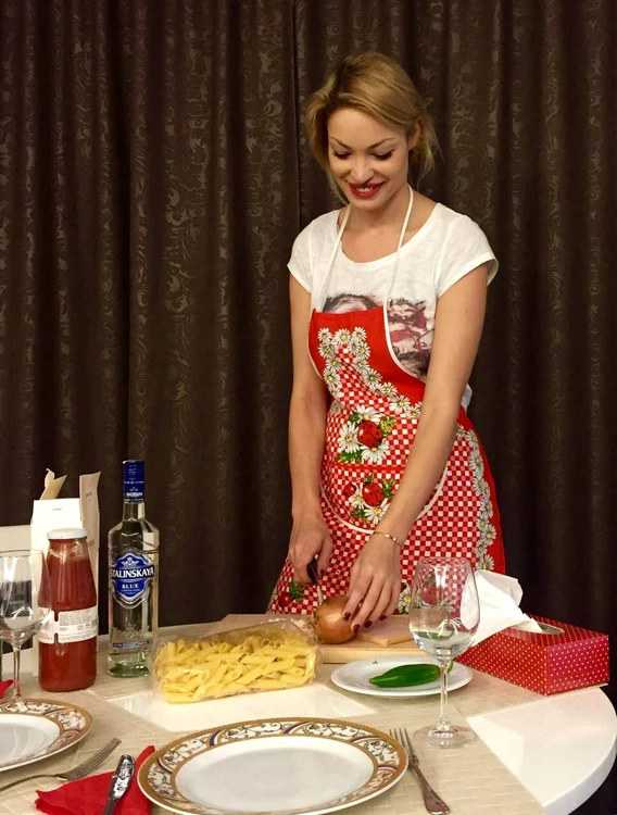 Valentina Pelinel şi-a pus şorţul şi a gătit paste cu votcă