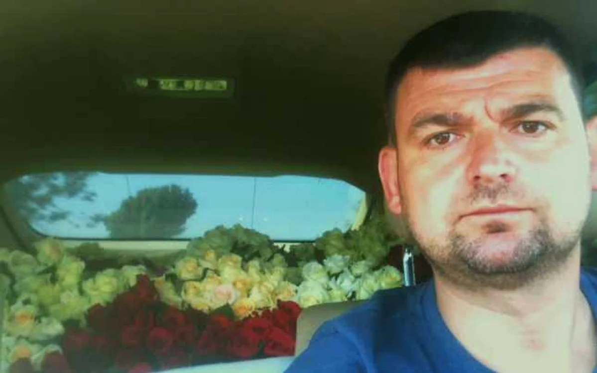 
    Marian Roşu s-a hotărât să doneze întreaga producţie de ceapă verde dintr-un solar către instituţiile de ocrotire interesate, dar şi către persoane fizice, livrând personal marfa celor interesaţiFoto: adevarul.ro  