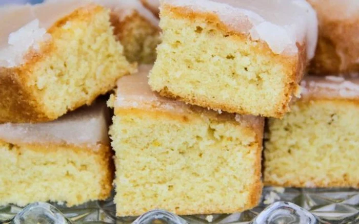 Aromată şi delicioasă, prăjitura cu sirop de lămâie poate să fie o variantă excelentă pentru momentele în care îţi doreşti un desert deliciosFoto: adevarul.ro