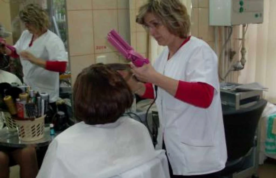 Focşani: Criza le-a învăţat pe femei să se coafeze singure