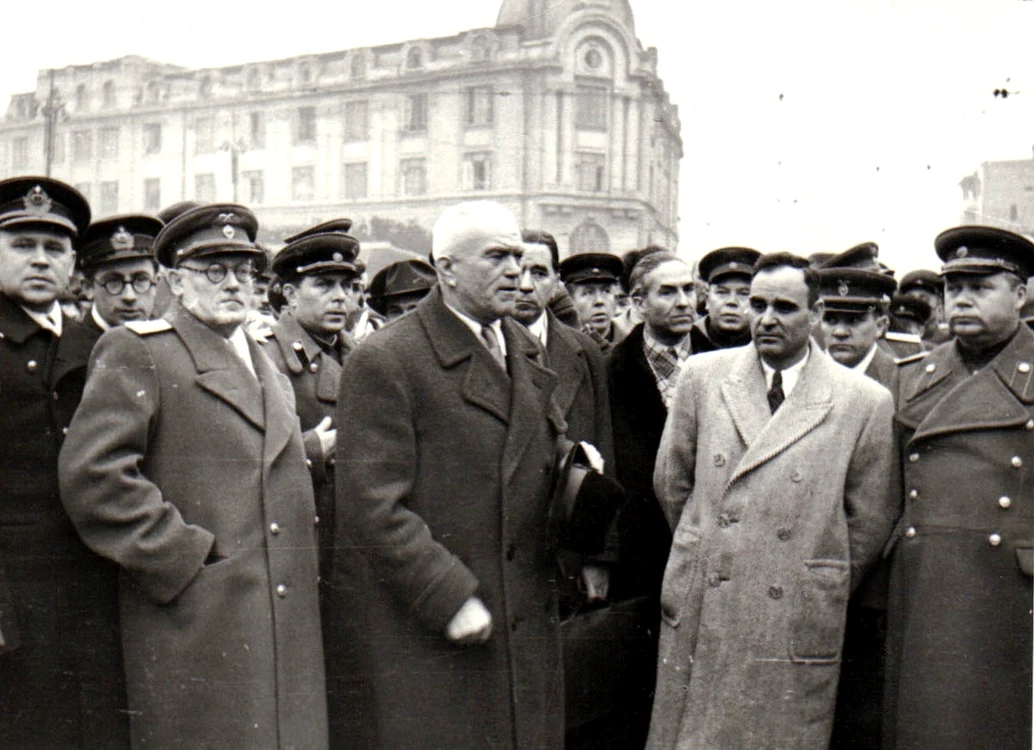 Gheorghe Gheorghiu Dej (în palton alb), alături de dr  Petru Groza (în centru) și A I  Vîșinski (cu ochelari), triada decisivă în instaurarea regimului comunist și, ulterior, a abolirii monarhiei jpeg